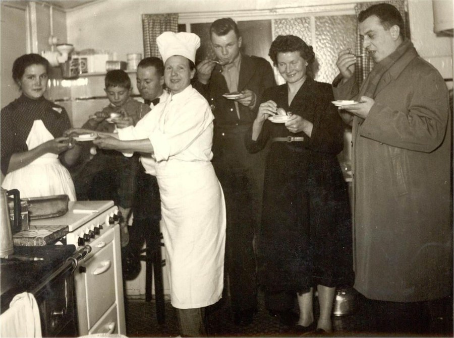 Photo d'époque en cuisine, à l'Aigle d'Or