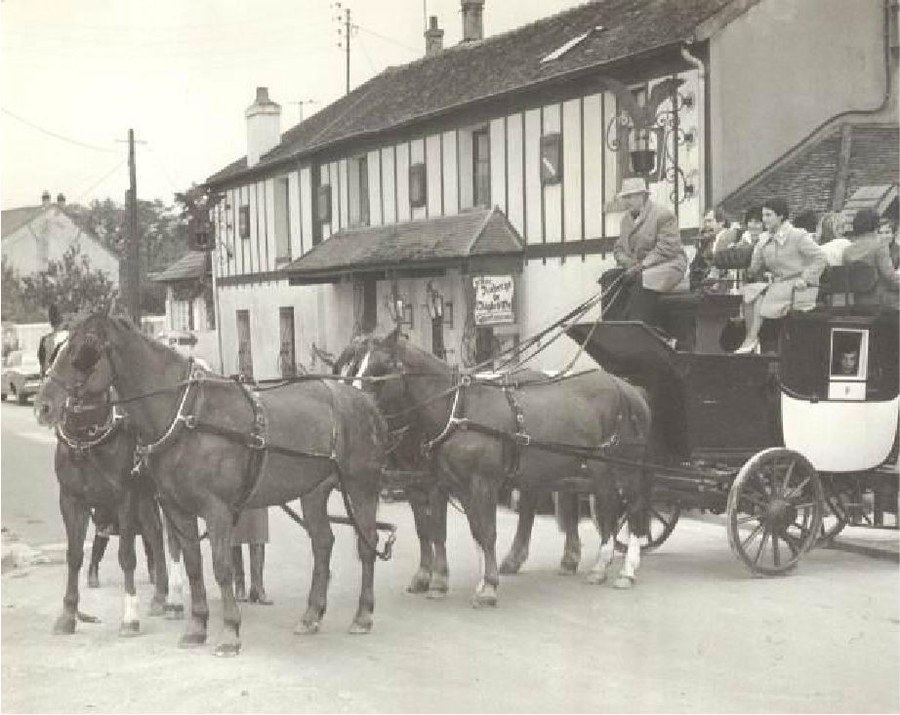 L'ancien relais de poste, avec sa diligence à chevaux