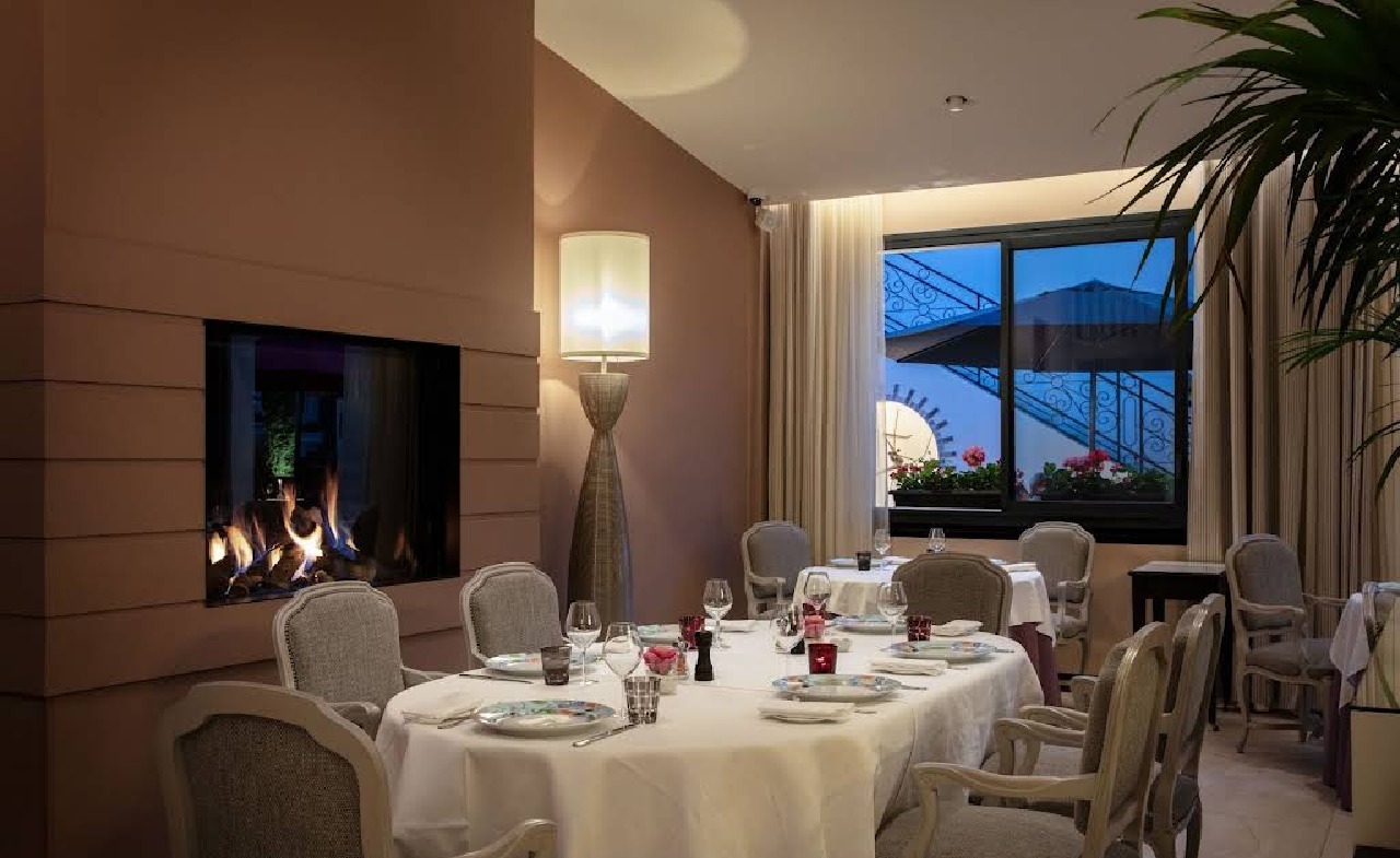 La salle de restaurant aujourd'hui, avec sa cheminée — L'Aigle d'Or